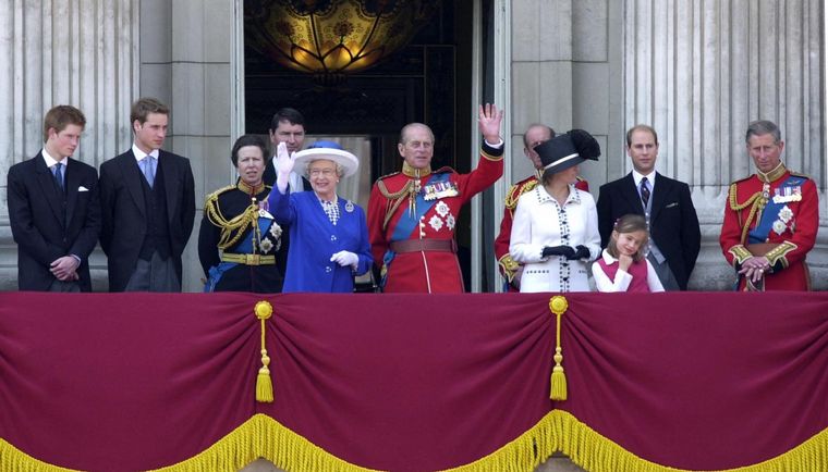 FOTO: Isabel II, un reinado en el que fue testigo de guerras y escándalos familiares.