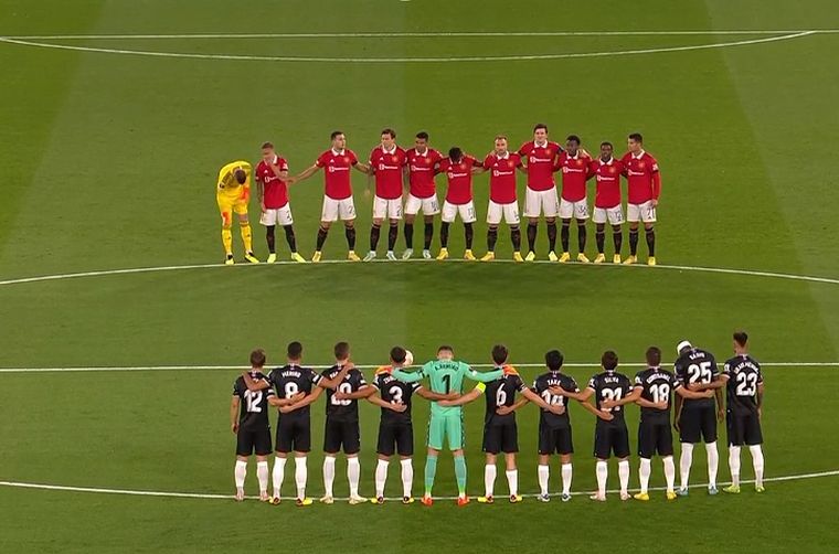 FOTO: El minuto de silencio, muy sentido en Old Trafford (Foto: captura de ESPN)