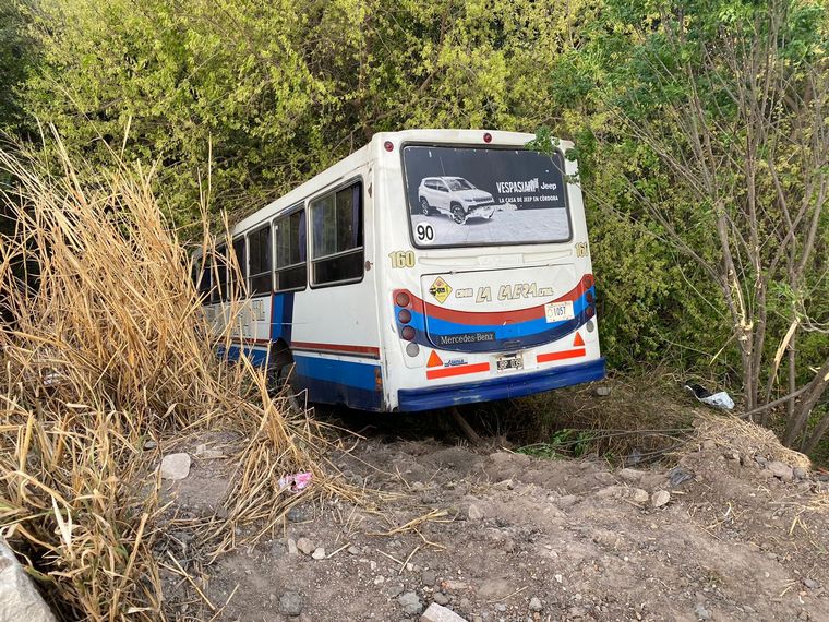 FOTO: Un colectivo de la empresa La Calera se desbarrancó y cayó a la vera del río.