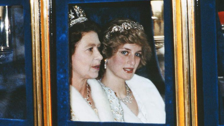 FOTO: La reina Isabel II sufrió la semana más difícil tras la muerte de Diana.