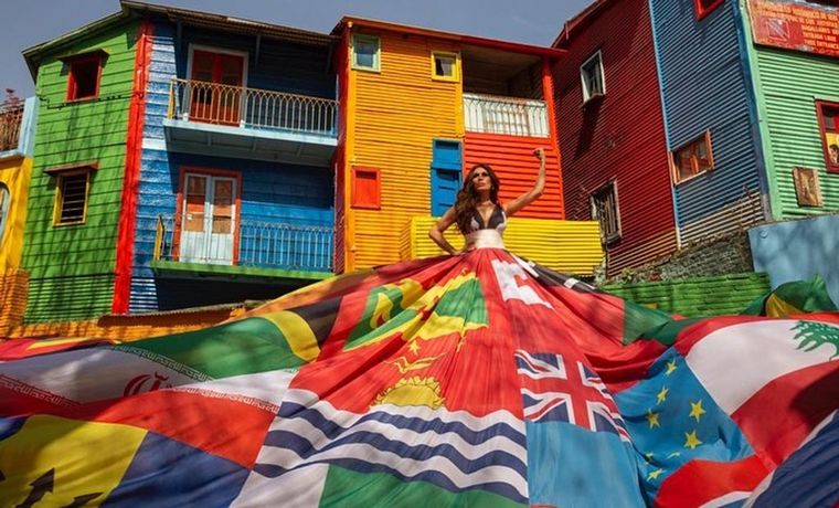 FOTO: Flor de la V modeló un vestido con banderas de países que condenan ser LGBTIQ+.