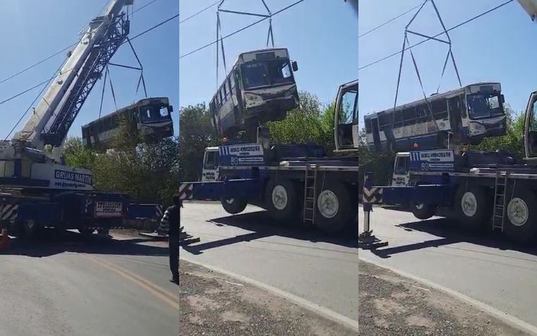 Sacaron colectivo con grúa