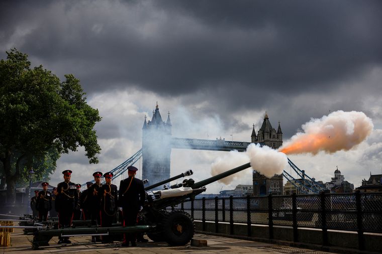 FOTO: Gran Bretaña homenajeó a la reina Isabel II a través de 96 cañonazos.