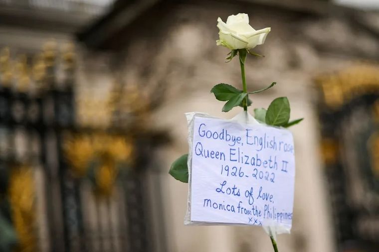 FOTO: Gran Bretaña homenajeó a la reina Isabel II a través de 96 cañonazos.