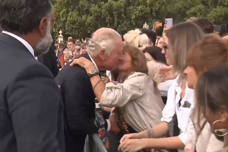 FOTO: Una mujer besó en la mejilla al rey Carlos III.