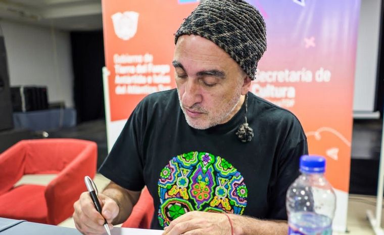 FOTO: Miguel Rep participa de la Feria Internacional del Libro Rosario 2022. 