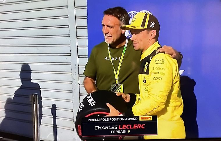 Gabriel Batistuta le entregó la cubierta Pirelli a Charles Leclerc, la pole en Monza.