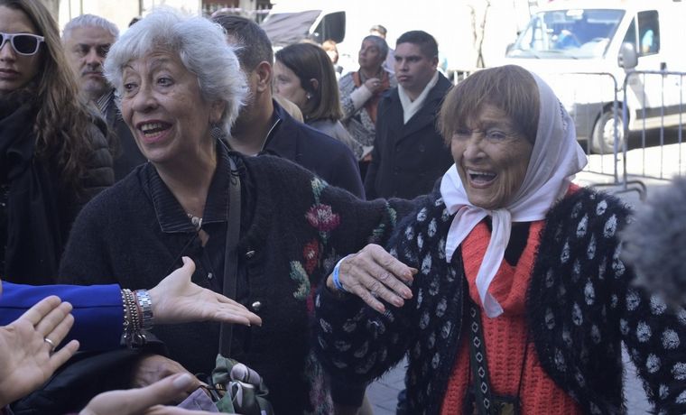 Referentes de las Abuelas de Plaza de Mayo en su arribo a la Basílica de Luján.