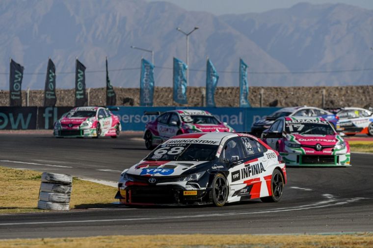 Santero sale encabezando el Sprint con los Fluence de escolta