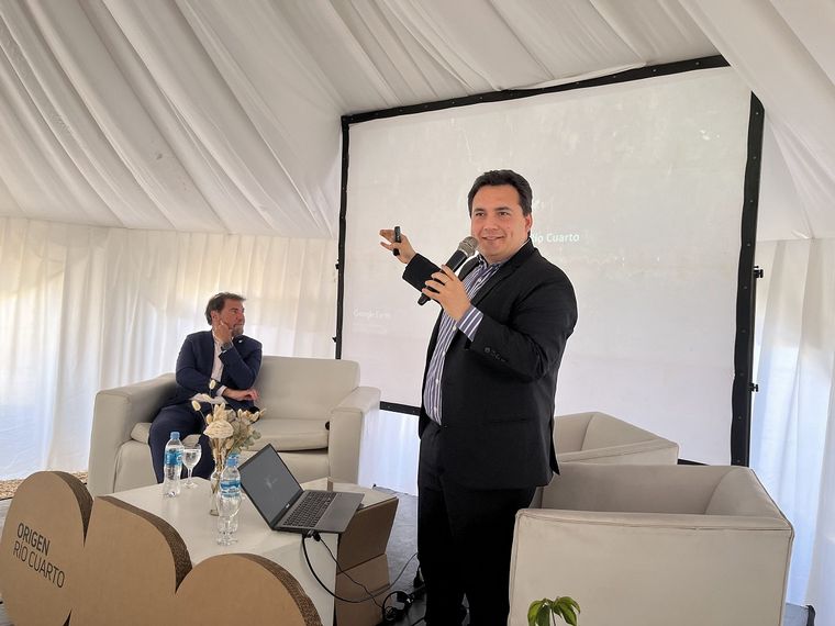 David Miazzo durante el panel, detrás Claudio Zuchovicki