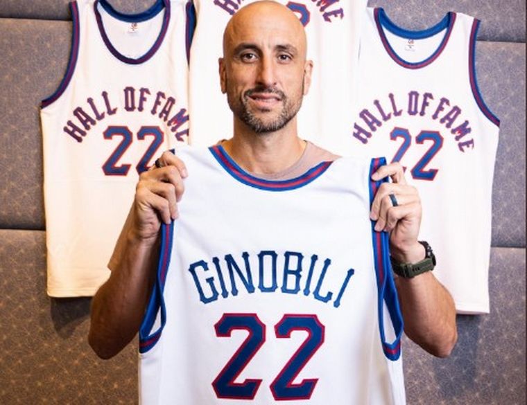 FOTO: Emanuel Ginóbili con la camiseta especial del Salón de la Fama.