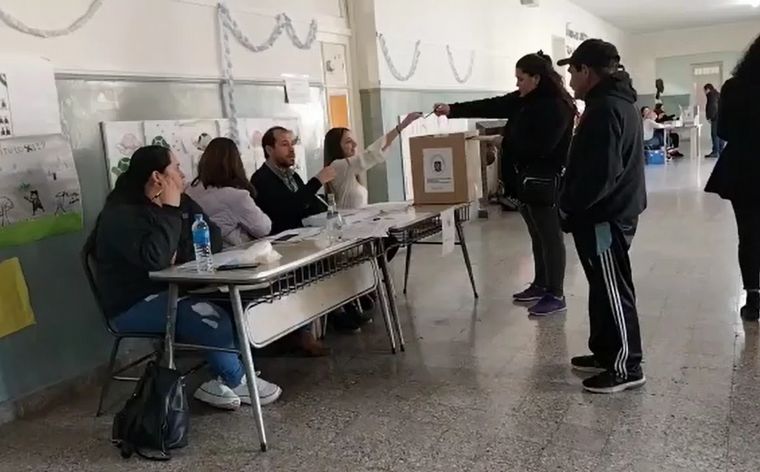 FOTO: Marcos Juárez vota este domingo su destino político.