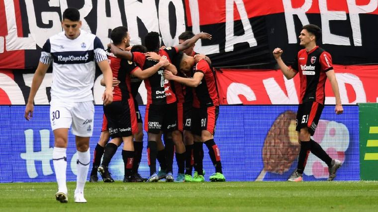 NOB derrota a Gimnasia 2-0 y lo baja de la punta de la Liga Profesional. 