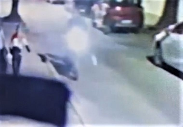 Motochorros golpearon y les robaron a unas chicas en Pichincha.