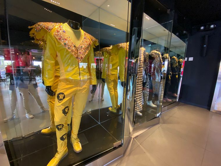 Más de 8 mil trajes y 3 mil botas hacen parte del Museobar de La Mona Jiménez