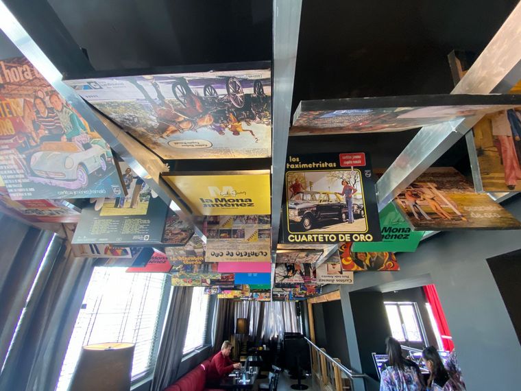 Más de 8 mil trajes y 3 mil botas hacen parte del Museobar de La Mona Jiménez