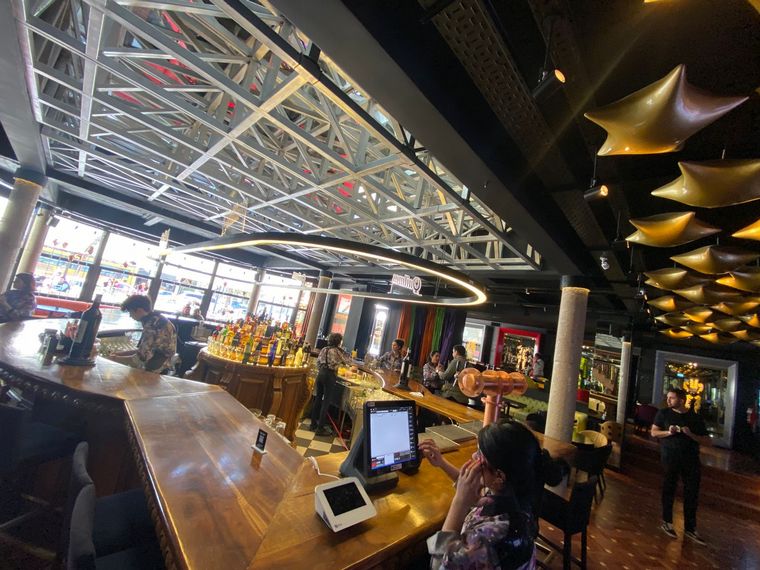 Más de 8 mil trajes y 3 mil botas hacen parte del Museobar de La Mona Jiménez