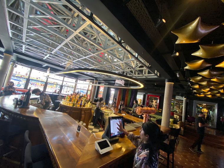 Más de 8 mil trajes y 3 mil botas hacen parte del Museobar de La Mona Jiménez