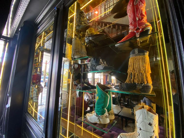 FOTO: Más de 8 mil trajes y 3 mil botas hacen parte del Museobar de La Mona Jiménez