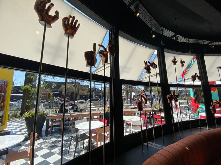 Más de 8 mil trajes y 3 mil botas hacen parte del Museobar de La Mona Jiménez