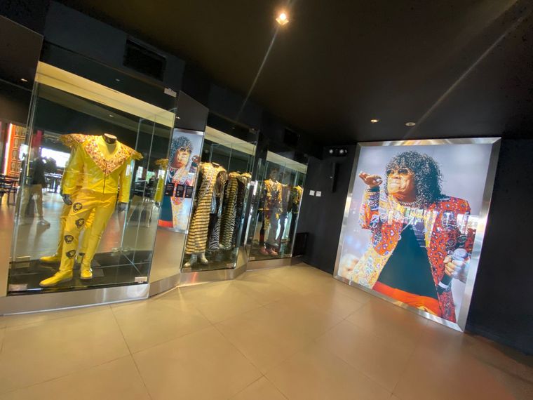 Más de 8 mil trajes y 3 mil botas hacen parte del Museobar de La Mona Jiménez