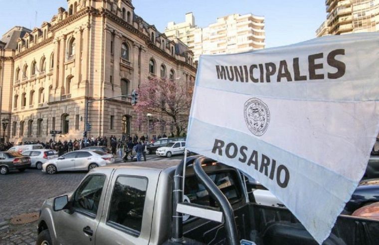 FOTO: Trabajadores municipales levantan el paro tras acordar aumento