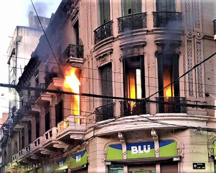 FOTO: Impactante incendio en el centro de la ciudad.
