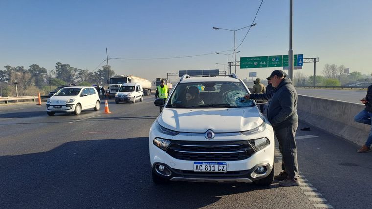 FOTO: Una camioneta 4x4 impactó a un peatón que cruzaba Circunvalación y Pellegrini.