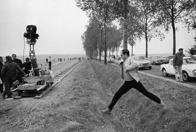 FOTO: Godard en plena faena, dirigiendo uno de sus filmes emblemáticos en los 60.