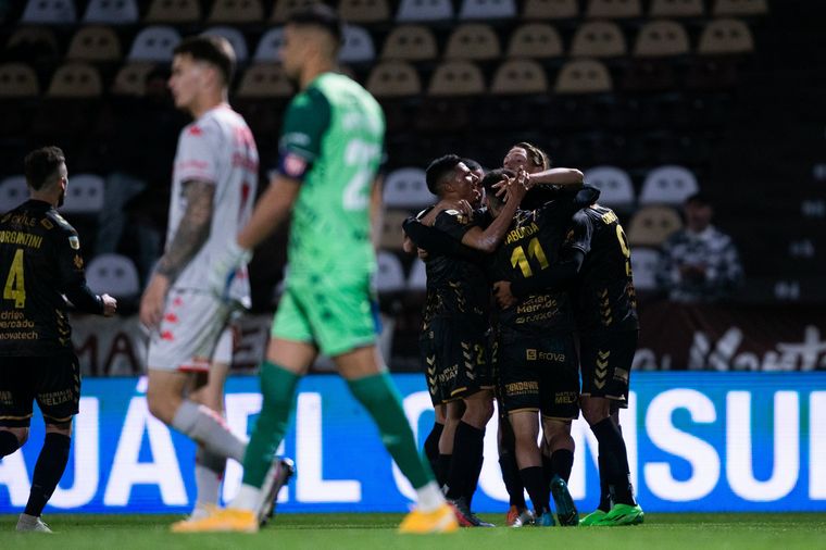 Platense venció a Unión con un tanto de Jorge Benítez. (Foto: @caplatense)