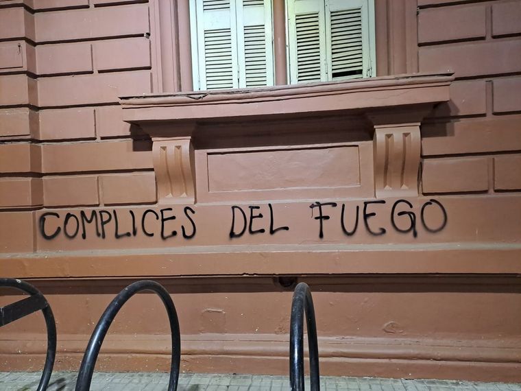 Nuevas pintadas en las paredes de la Municipalidad de Rosario.