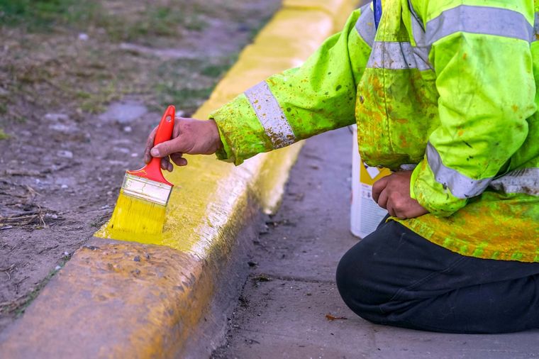 El infractor debe realizar tareas comunitarias para reparar su conducta.