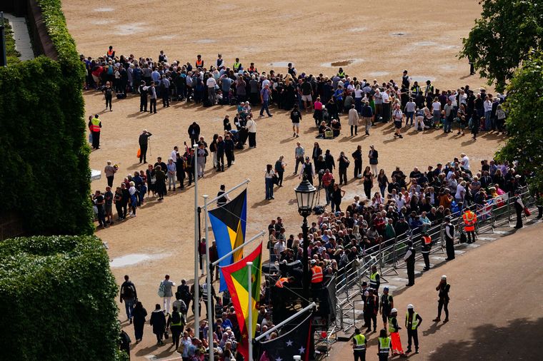 FOTO: Miles de personas forman largas filas en Londres para despedir a la Isabel II.