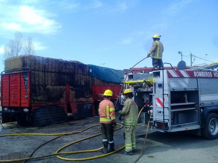 Insólito: se le incendiaba el camión y condujo hasta el cuartel de bomberos
