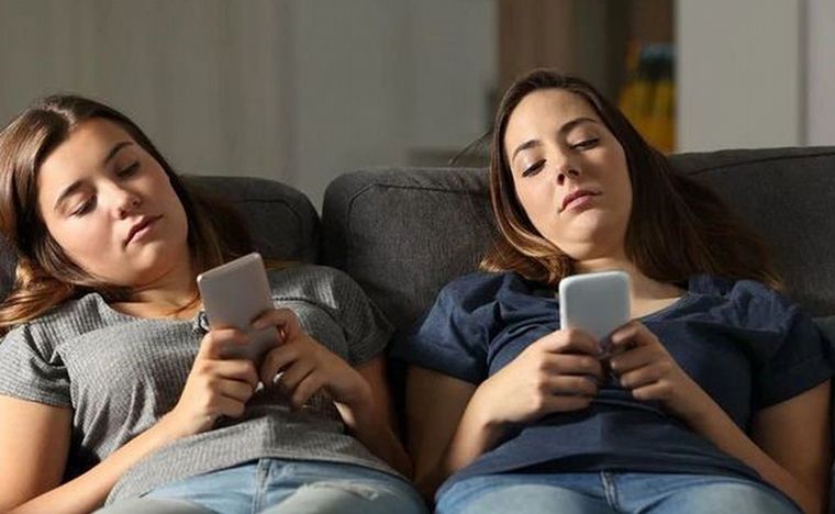 FOTO: Un estudio en EEUU aseguran que el uso excesivo del celular aumenta la papada.