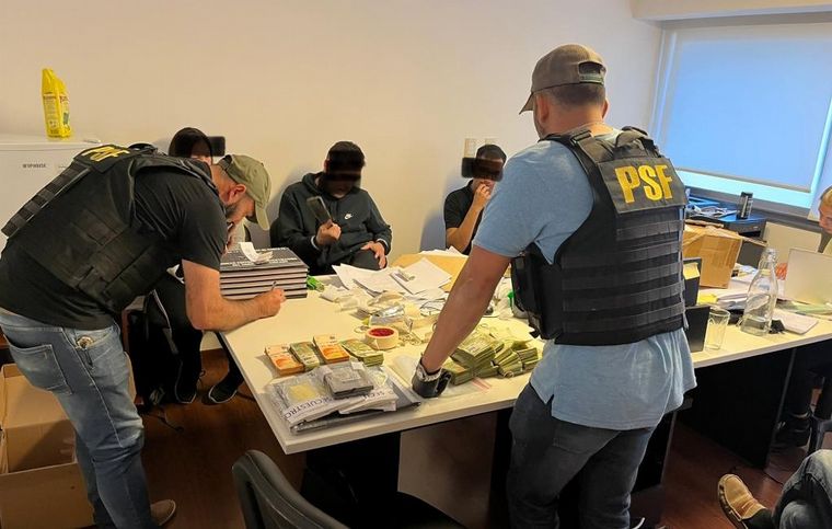 FOTO: Dinero narco: seis detenidos tras allanamientos en financieras céntricas de Rosario. 