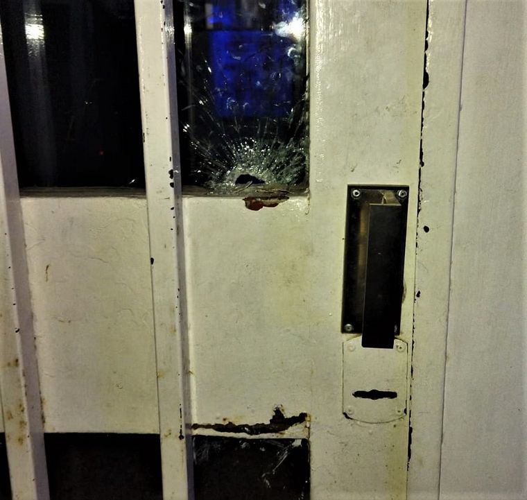 FOTO: Un impacto de bala dio en una de las puertas del municipio.