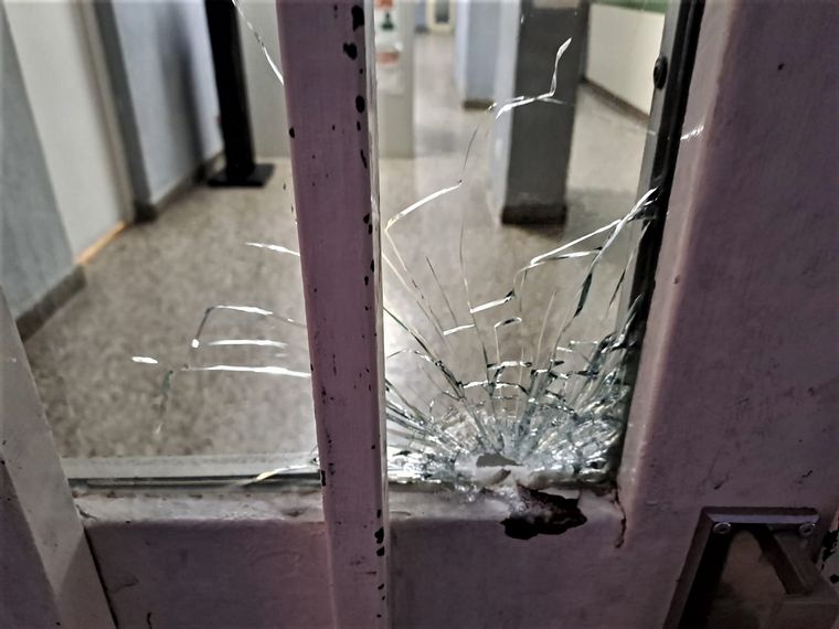 FOTO: Un impacto de bala dio en una de las puertas del municipio.