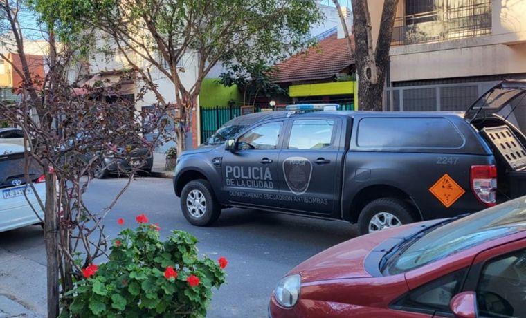 El escuadrón antibombas frente a la casa del juez.