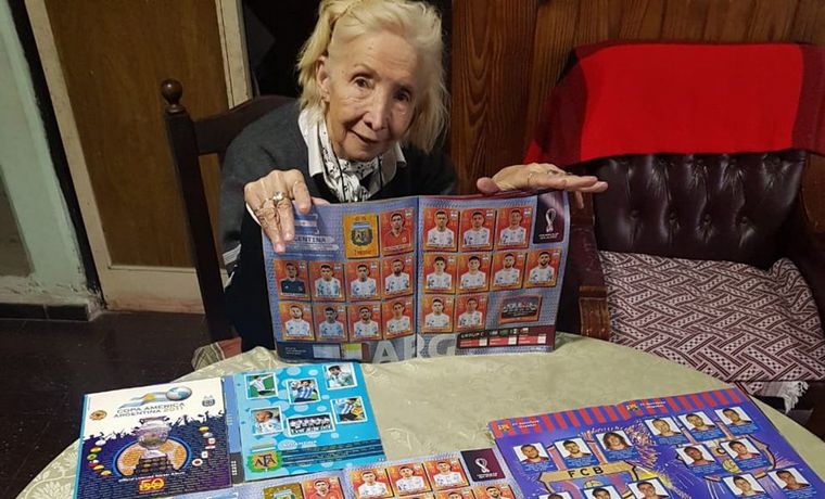 FOTO: Una abuela de 75 años gasta la jubilación en figuritas y ya llenó dos álbumes.