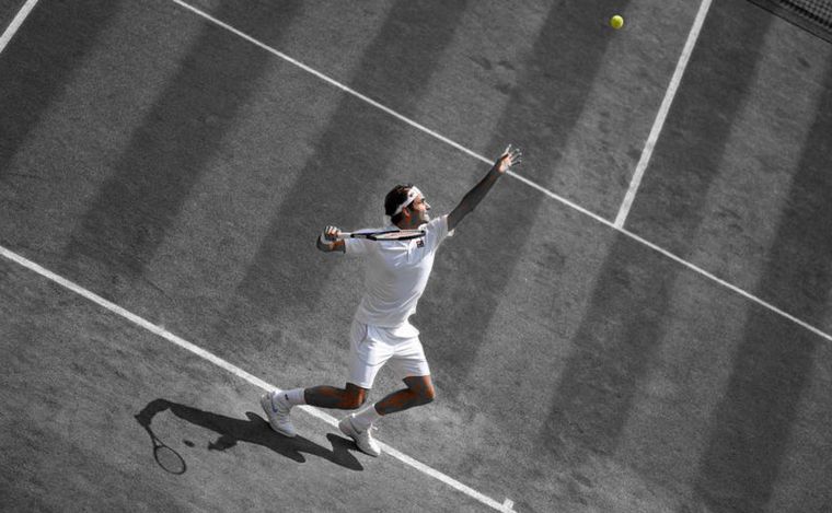 FOTO: Roger Federer y el trofeo de Wimbledon, uno de sus tantos amores tenísticos.