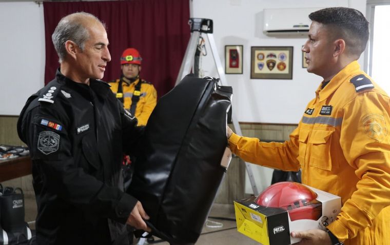 La Policía de Santa Fe recibió equipamiento para rescate en altura.
