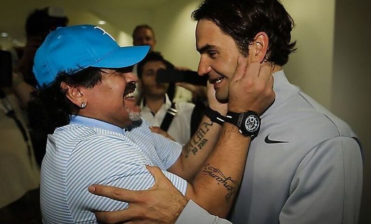 FOTO: De una máquina a otra: el día en que Maradona se rindió ante Roger Federer.