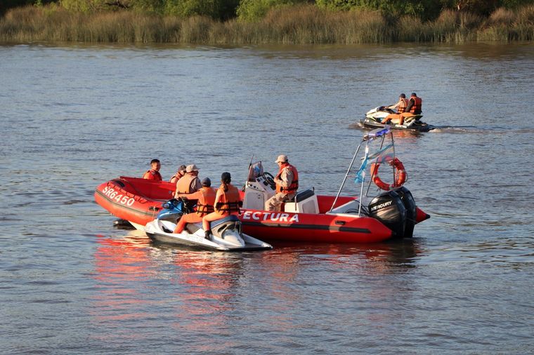 FOTO: Hallaron el cuerpo del joven que cayó al río Luján tras un choque de lanchas.