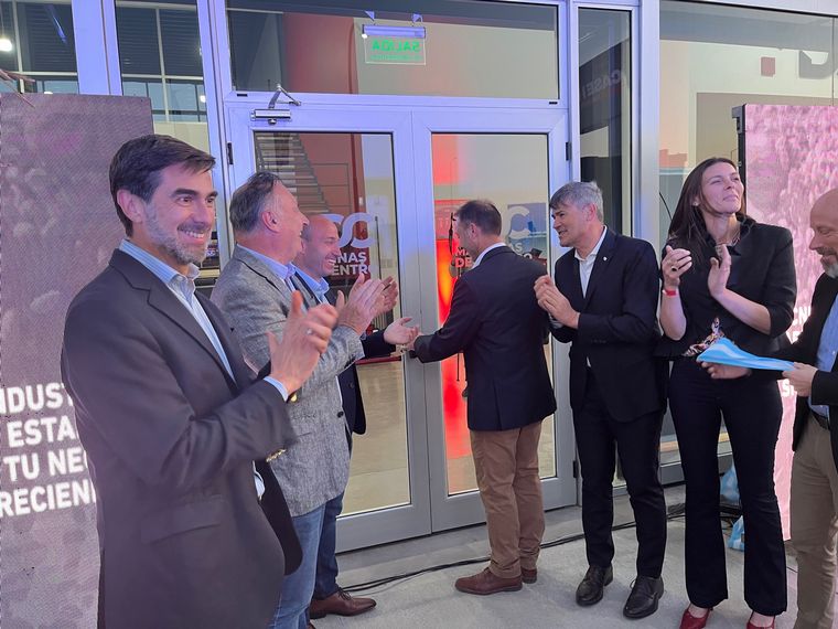 Corte de cintas inaugural del concesionario