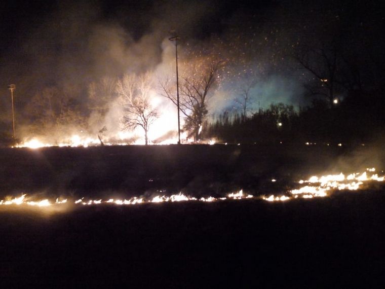 FOTO: Impactante incendio en el predio de una fábrica.