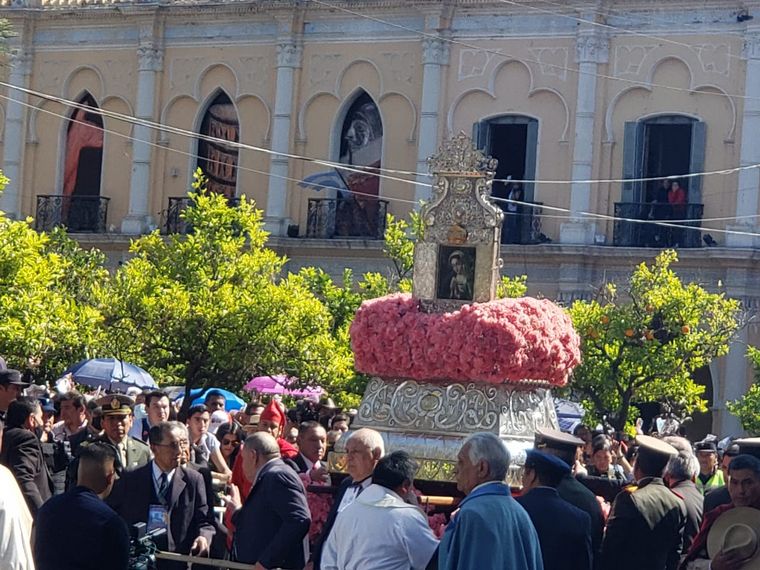 FOTO: Una multitud participó de la procesión del Señor y la Virgen del Milagro en Salta.