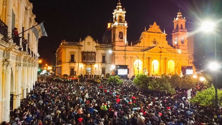 Una multitud participó de la procesión del Señor y la Virgen del Milagro en Salta.