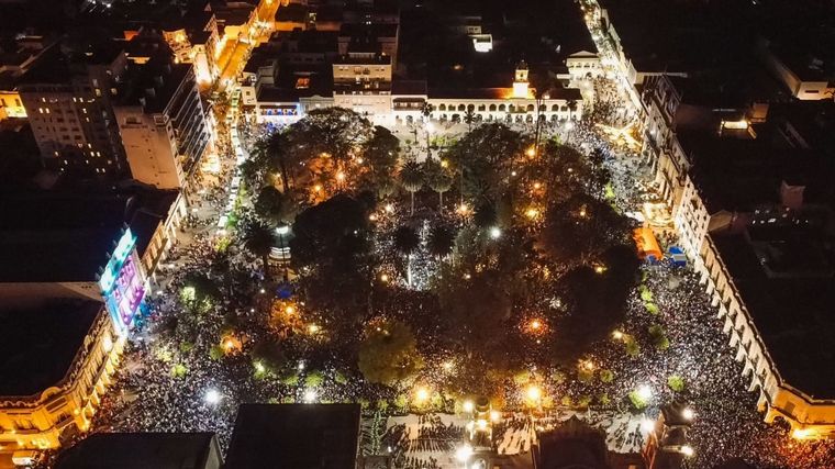 Una multitud participó de la procesión del Señor y la Virgen del Milagro en Salta.