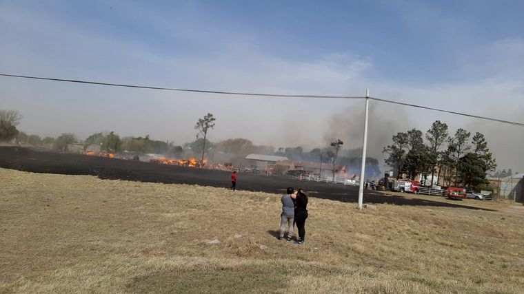Bomberos combaten un incendio en un aserradero de Río Cuarto.